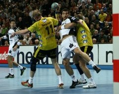 Stefan L�vgren - hier von Torgowanow und Jurasik gestoppt - war elf Mal erfolgreich.