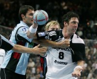 Tobias Karlsson wird attackiert.