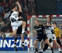 L�vgren im Sprungwurf.