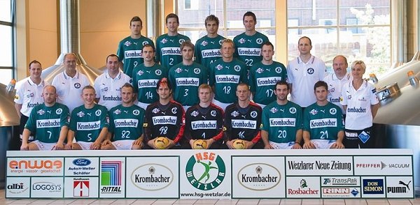 Hinten von links: Salzer, N�sby, Allendorf, Werum;Mitte von links: Betreuer R�hl, Manager Dotzauer, Trainer Markovic, Mitkov, Cl��ner, Kaufmann, Hock, Co-Trainer Chalepo, Betreuer Thei�, Physioth. Schader;
