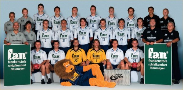 Oben von links: Physioth. Hubert, Physioth. Lorenz, Immel, M. M�ller, Lochman, Oechsler, J�rgensen, Tiedtke, Co-Trainer Rack, Co-Trainer Wilde;Mitte von links: Arzt Dr. Petermann, Arzt Dr. Rachor, Volk, Holmgeirsson, Wolf, Grimm,