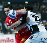 Der Topscorer der CL, Kiril Lazarov, wird von Nikola Karabatic attackiert.