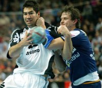 Nikola Karabatic wird von Wolfgang Strobel attackiert.