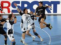 Pelle Linders, Nikola Karabatic  und Andrei Xepkin stoppen Marcin Lijewski.