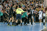 Nach dem Kopftreffer von Christian Zeitz ist Jan Holpert nur mit vereinten Kr�ften davon abzuhalten, sich  auf den Sch�tzen zu st�rzen. 