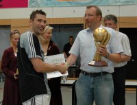 Lohn der M�hen: Stefan L�vgren nimmt den schmucken Br�mmerhoff-Cup entgegen.