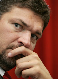 Gesch�ftsf�hrer Fynn Holpert hat mit  "Sparinvest" einen neuen Gro�sponsor an Land gezogen.