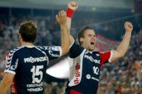 �berragend: Thomas Mogensen bejubelt mit Lars Christiansen einen seiner acht Treffer.