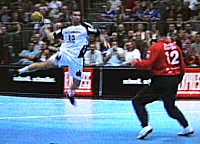 Stefan L�vgren verwandelt gegen Goran Stojanovic.