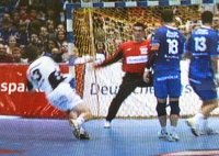 Marcus Ahlm trifft vom Kreis.