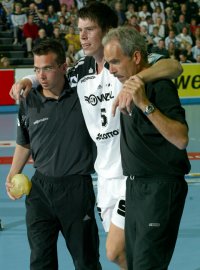 Kim Andersson verl�sst von Physiotherapeut Karsten Krannick und Mannschaftsarzt Dr. Brandecker gest�tzt das Feld.