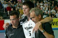 Kim Andersson verl�sst von Physiotherapeut Karsten Krannick und Mannschaftsarzt Dr. Brandecker gest�tzt das Feld.