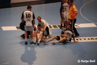 Aufregung kurz vor Schluss: Nikola Karabatic und Christian Zeitz werden auf der Platte behandelt.