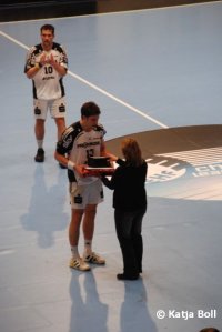 Marcus Ahlm nimmt die Ehrung zum besten Spieler der Partie entgegen.