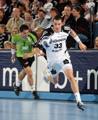 Dominik Klein ist beim  Gegensto� nicht aufzuhalten.