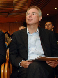 Uwe Schwenker beobachtete gespannt  die Auslosung in der ersten Reihe.