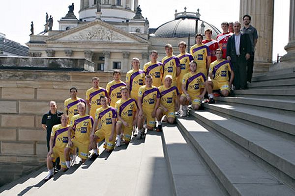 Hinten von links: Trainer Lommel, El Fakharany, Schumann, Bult, Stelmokas, Kern, Langhans, Volquartsen, Detlof, Vortmann, Stochl, Betreuer Klavehn, Physioth. Ehinger;