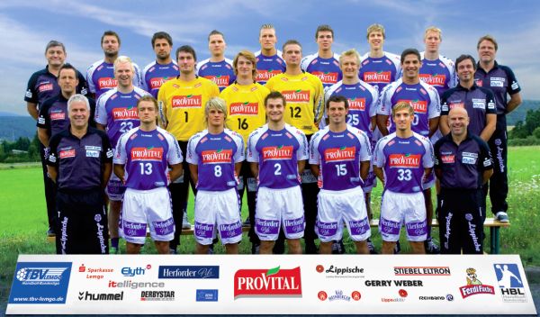 Hinten von links: Co-Trainer Franke, Stephan, Mocsai, Prei�, Kaufmann, Schr�der, Christophersen, Hegemann, Physioth. Risch;Mitte von links: Fitnesstrainer Krome, Geirsson, Lichtlein, Lahme, Zereike, Boesen, Hermann, Physioth. Risch;