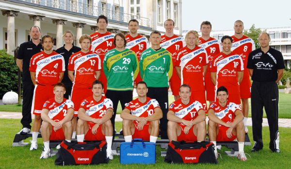 Oben von links: Betreuer Gierveld, Physioth. Loebnitz, Kubes, Przybecki, Glandorf, Stojkovic, Myrhol;Mitte von links: Machulla, Weinhold, Katsigiannis, Gentzel, Mamelund, Bode, Trainer Lindgren;