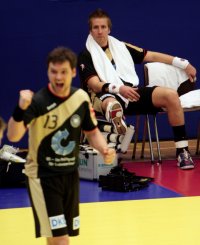 Purer Wille: Der verletzte Oliver Roggisch sieht Markus Baur jubeln.