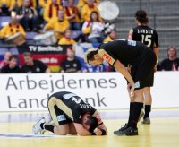 Christian Zeitz am Boden - Pascal Hens tr�stet.