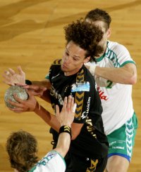 In der letzten Saison noch Gegner, Donnerstag vereint gegen den THW: Frank von Behren und Jiri Hynek (verdeckt).