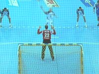 Der THW scheiterte beim Strafwurf gegen Christian Ramota insgesamt sechs Mal. Hier tritt Henrik Lundstr�m an.