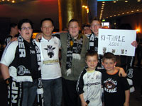 Nadine Tierbach, Mattias K�rner, Alex Schreiner,  Philipp K�ster, Pascal Henningsen, Tom K�rner und  Sascha Henningsen (v.l.) vom Fanclub Zebrasprotten  feierten ausgelassen den ersten Streich des THW Kiel.