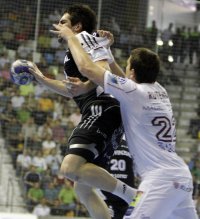 Musste im Hinspiel viel einstecken: Nikola Karabatic wird hier von Rutenka attackiert.