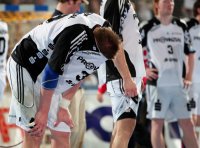 Entt�uschung: Filip Jicha vergr�bt seinen Kopf im schwarz-wei�en Trikot.