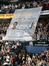 Die Konterfeis auf der Originalfahne - jetzt kann man sie f�r einen guten Zweck ersteigern!