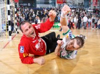 Malik Besirevic und Jiri Hynek jubeln �ber den nicht f�r m�glich gehaltenen Nichtabstieg.