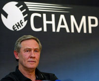 Noka Serdarusic auf einer Pressekonferenz.