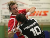 Schwerstarbeit: Stefan L�vgren stoppt Ahlens Bj�rn Wiegers.