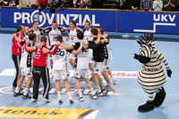 Riesenjubel nach dem Schlusspfiff: Der THW Kiel zieht mit 4:0 Punkten in die Hauptrunde ein.