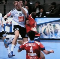 Es war eine harte Partie: Hier erh�lt Lars Kaufmann einen Schlag ins Gesicht.