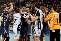 Aufreger Nummer 2: Nach einem Foul an Marcus Ahlm geraten Karabatic und Sauer aneinander - und die restlichen Spieler auch.