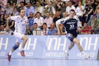 Dominik Klein erzielte sieben Tore. Hier l�uft er seinem Gegenspieler Roberto Garcia Parrondo davon.