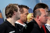 Zeitz machte nach einem Wurf Bekanntschaft mit Oliver Roggischs Hand und musste die getroffene Partie k�hlen.