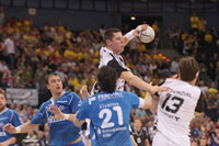 Drei�ig Tage nach seinem Mittelhandbruch schon wieder mittendrin im Gew�hl: Kim Andersson.