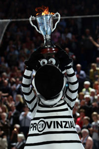 Hein Daddel pr�sentiert den DHB-Pokal.