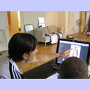 Marcus Ahlm schaut sich seine Bilder an