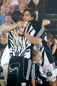 Der alte und der neue Kapit�n: Stefan L�vgren verabschiedet sich von Marcus Ahlm.