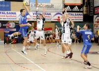 Kein Durchkommen: Die Kieler Abwehr stand sicher.