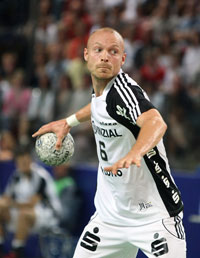 Erst Henrik Lundstr�m konnte  Per Sandstr�m vom Siebenmeterpunkt �berwinden.