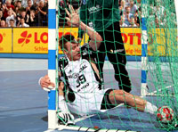 Schrecksekunde beim 4:1: Filip Jicha landete bei seinem Gegensto� im gegnerischen Tor, verletzte sich aber gl�cklicherweise nicht dabei.