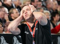 Nicht nur f�r Alfred Gislason war es zum Haareraufen:  Der THW Kiel verlor gegen den TBV Lemgo seine bisher wei�e Weste.