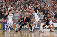 Lasse Boesen findet eine L�cke in der Kieler Abwehr. Insgesamt traf der D�ne f�nfmal.