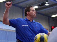 Trotz klarer F�hrung immer engagiert an der Seitenlinie: Alfred Gislason.