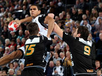 Kaum ein Durchkommen gab es im ersten Durchgang f�r die "Zebras" gegen eine starke Wetzlarer Deckung.